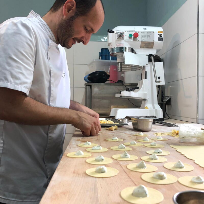 Mario bereitet die Nudeln für das Hauptgericht vor