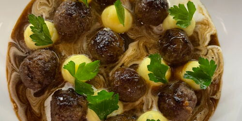 Hausgemachte Köttbullar in Preiselbeer-Rahmsoße ©mf