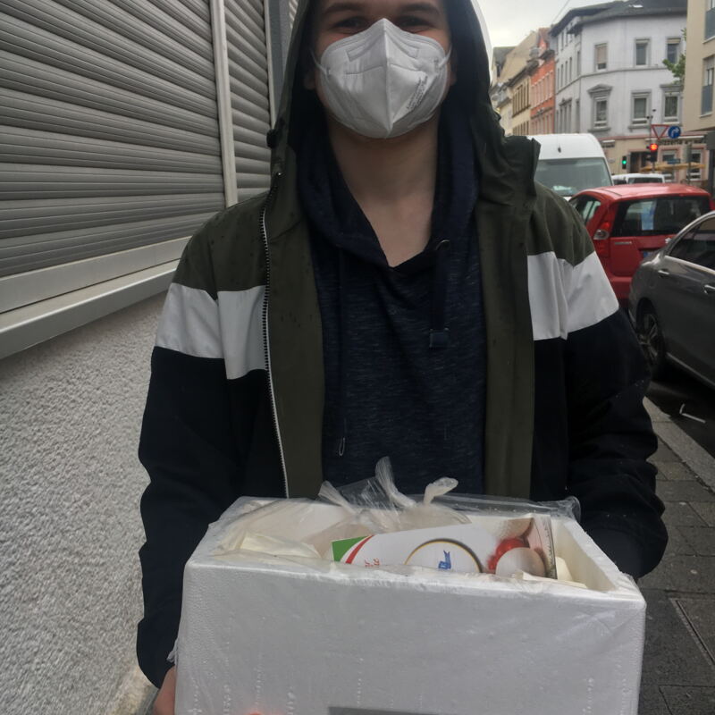 Unser Azubi trägt die Ware ©cw