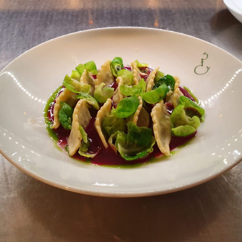 Mit Reh aus Langener Forst gefüllte Dinotti in Rotweinbutter auf Bio-Rosenkohl