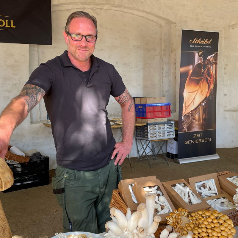 Mathias Kroll von der Edelpilzzucht an seinem Stand