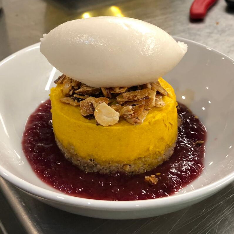Der Nachtisch: Karotten-Apfel-Küchlein mit Holunderblütensorbet und saftigem Walnussboden