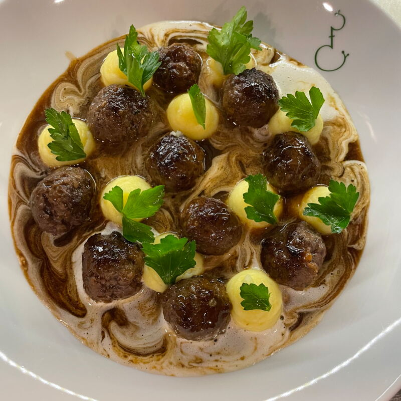 Hausgemachte Köttbullar in Preiselbeer-Rahmsoße ©mf