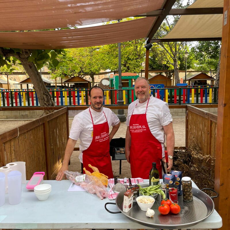 Michael und Mario: Aufbau und Vorbereitung erfolgen in roter Schürze ©bb