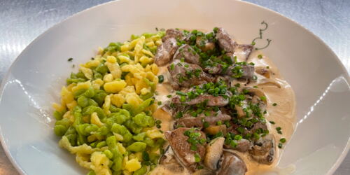 Rehrahmgeschnetzeltes mit Bärlauchspätzle ©mf