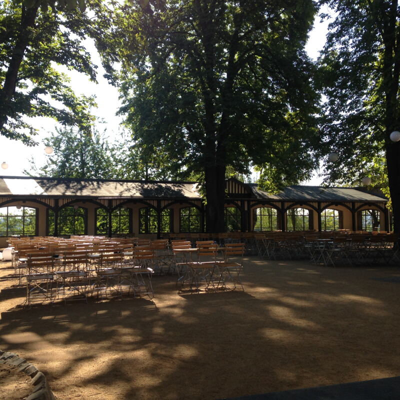 Im Schatten der Kastanienbäume im Hochsommer