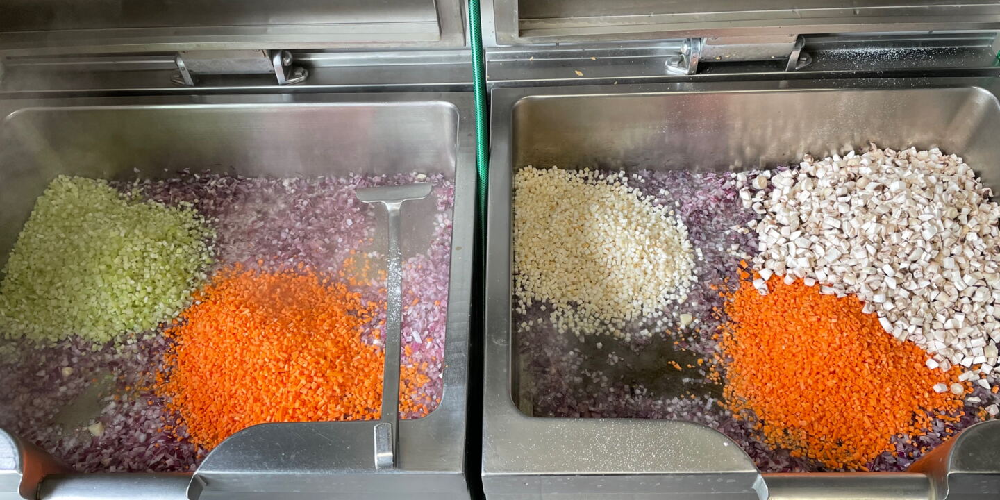 Bild 2: Restliches Gemüse in winzige Würfel geschnitten ©mf