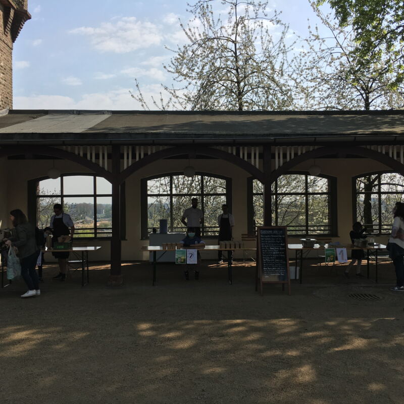 Ausgabestation unter der Pergola