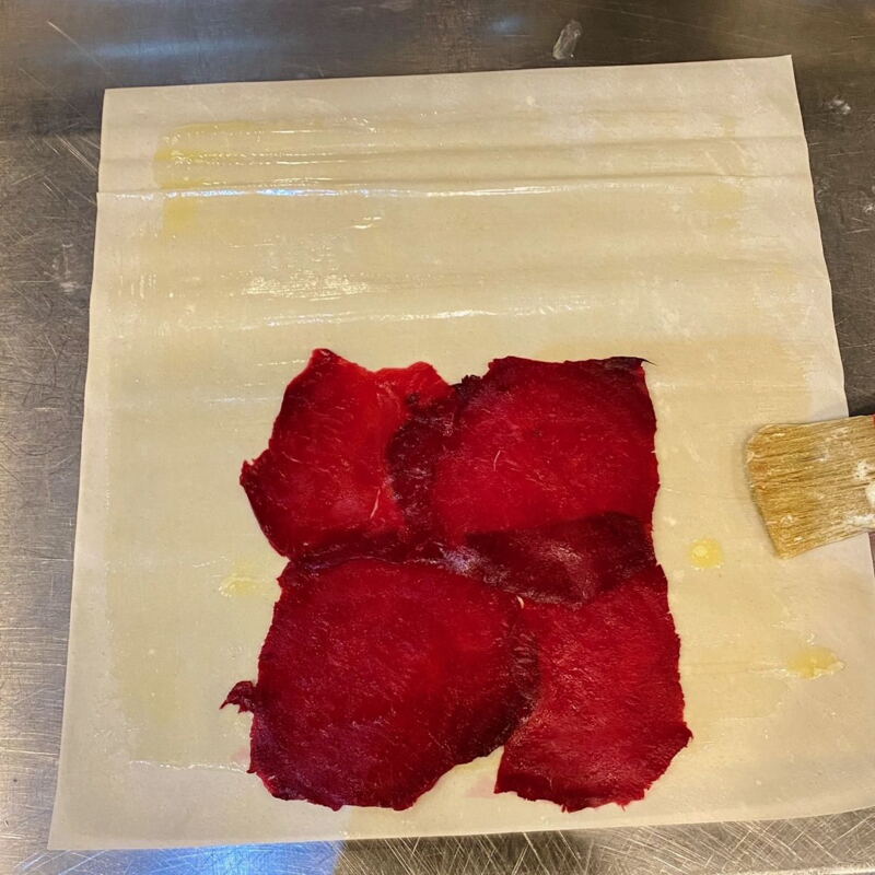 Als erstes wird eine dünne Schicht Rote Bete darauf gelegt...