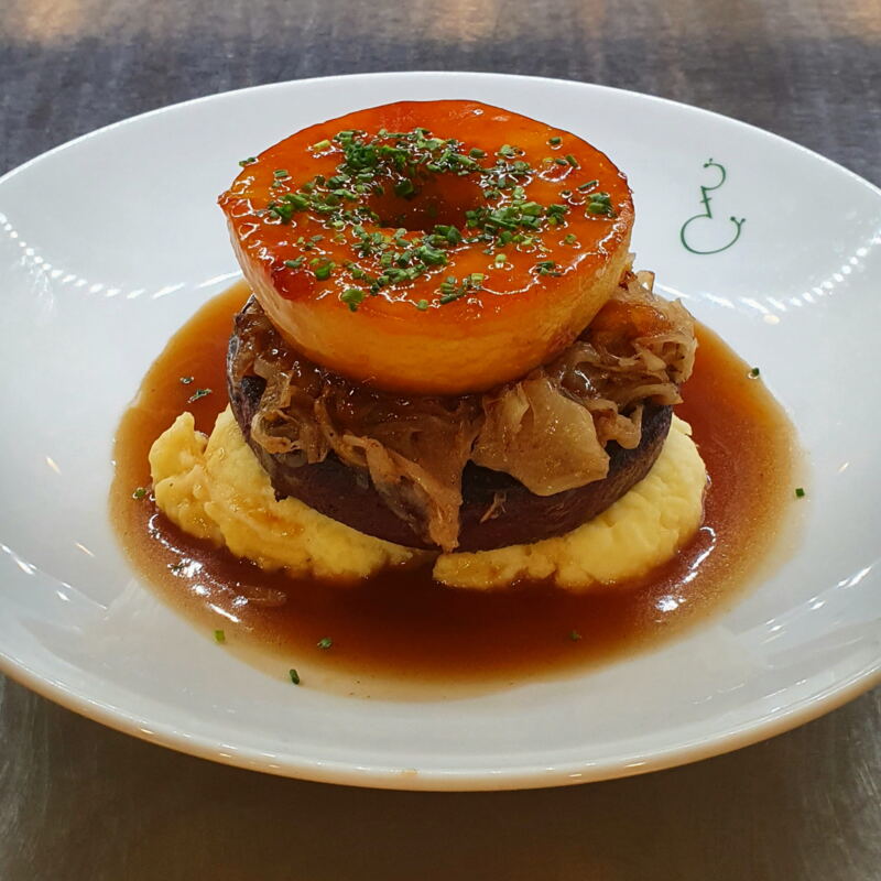 Daumendicke Scheibe von der Blutwurst auf Kartoffelpüree