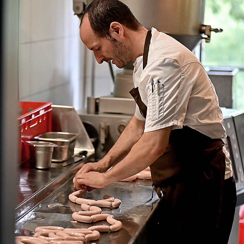 Mario bereitet die Weißwürste vor