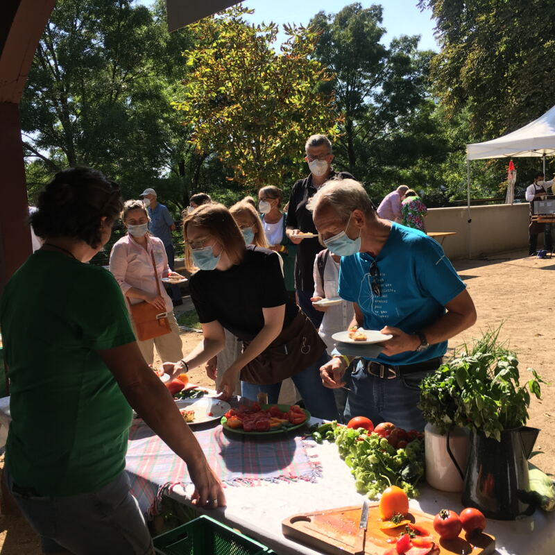 Sonnengereifte Tomaten am Stand von Ackerlei (im Hintergrund Pastaherstellung) ©cw