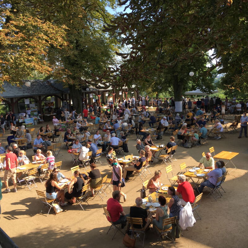 Blick von oben auf den vollen Sommergarten ©cw