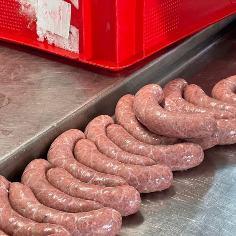 Frisch hergestellte Bratwürste
