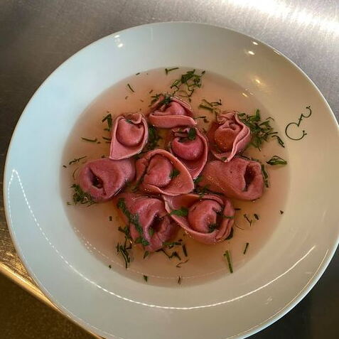 Fischsuppe mit lila Tortellini ©Divye Agarwal