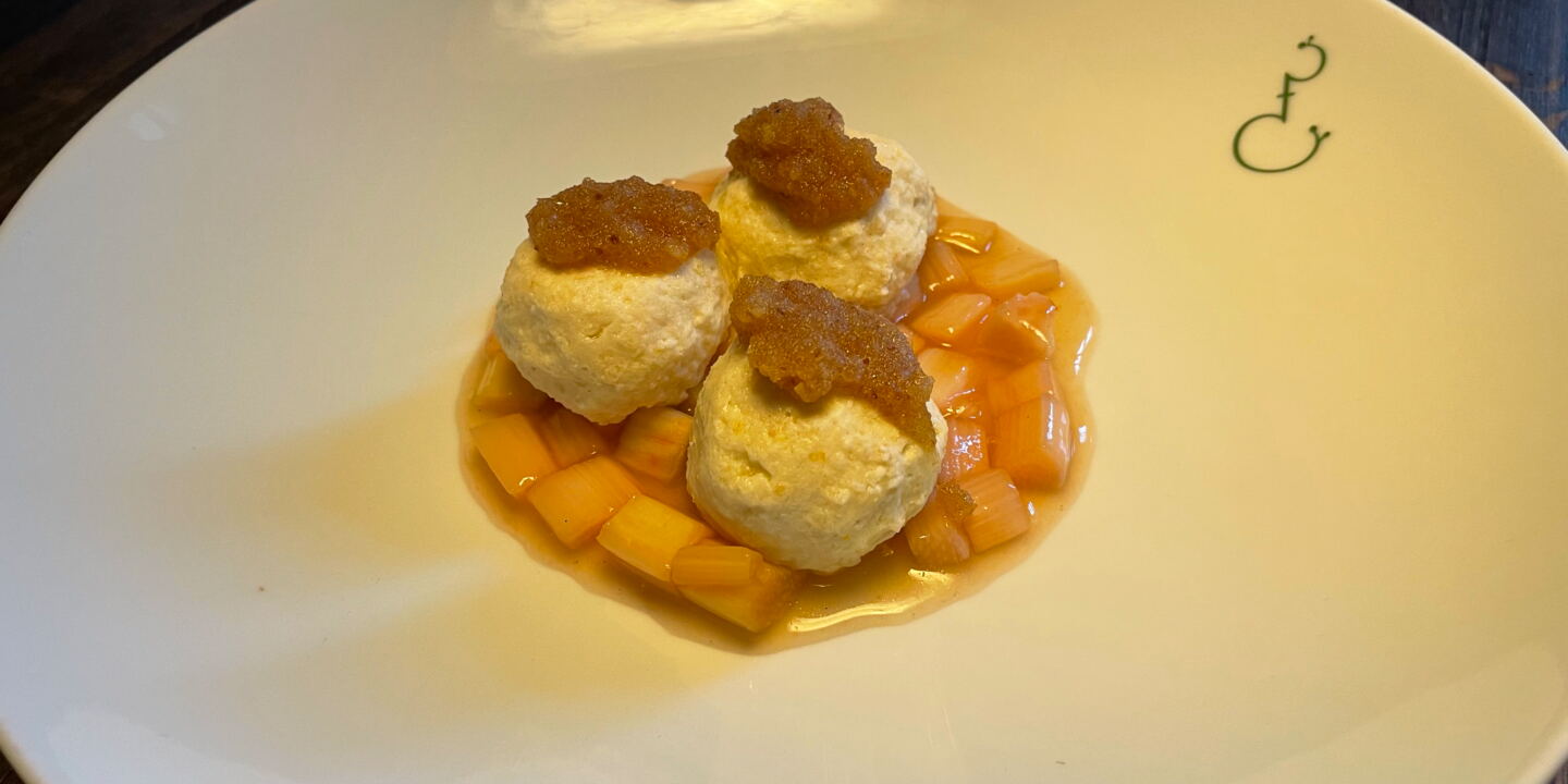 Hüttenthaler Topfenknödel auf Rhabarberkompott ©mf