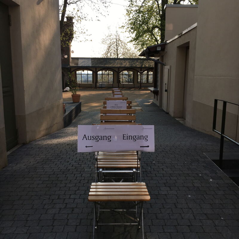 Eingang/ Ausgang zu Corona Zeiten