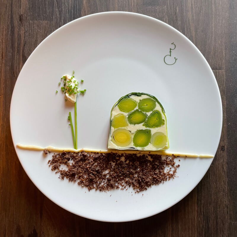Lauchterrine mit Haselnussmayonnaise und Pumpernickel ©mf