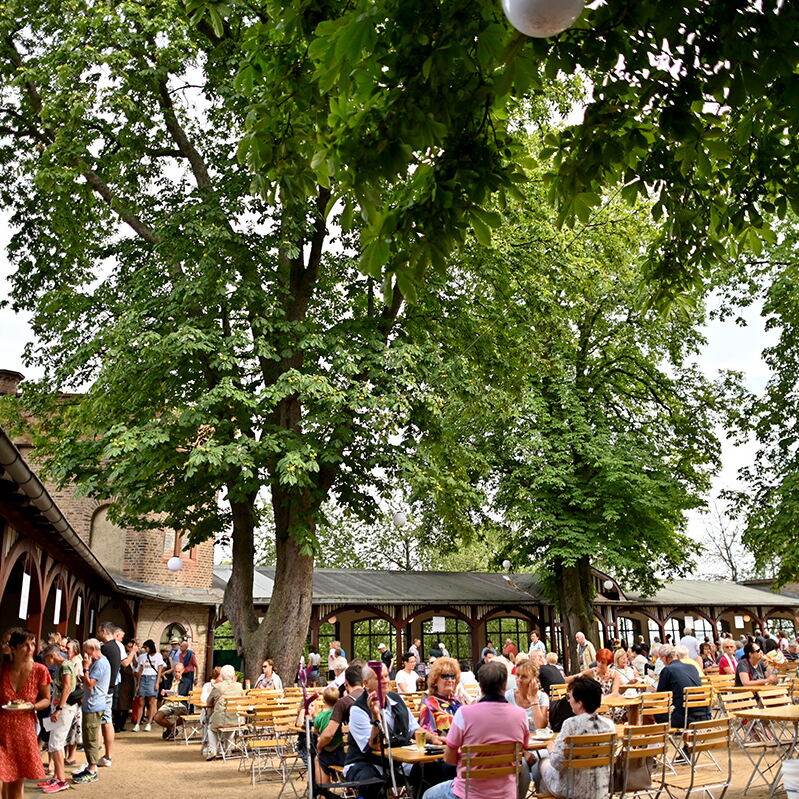 Der Biergarten füllt sich
