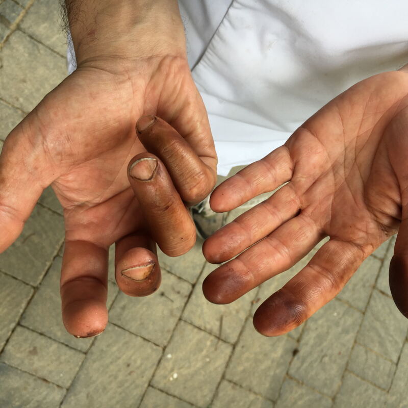 Schwarze Hände nach getaner Arbeit