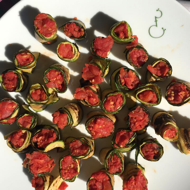 Zucchini-Tomaten-Röllchen ©cw