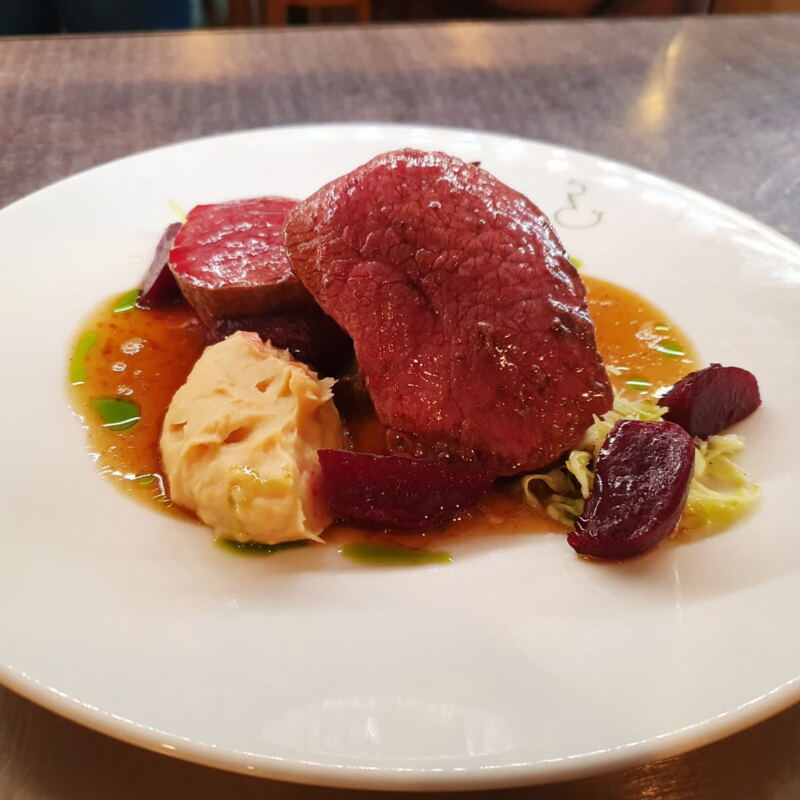 Hüfte vom Hirsch mit Selleriepüree und rote Bete