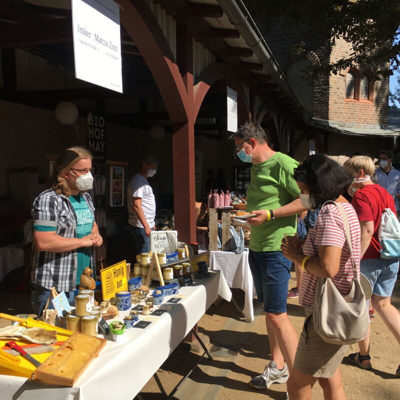 Am Stand von unserem Imker Markus Zinn ©cw