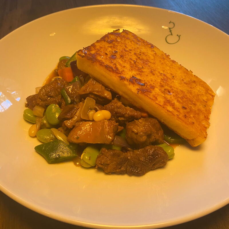 Lammragout mit Bohnen und Thymian-Maispolenta ©Divye Agarwal