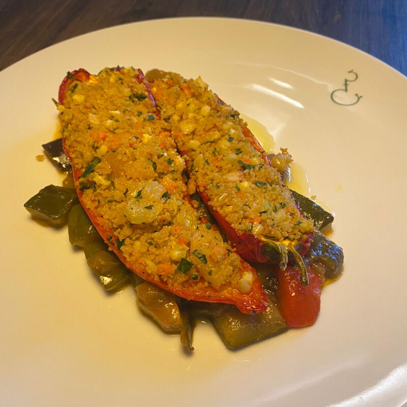 Mit Couscous gefüllte Paprika auf Ratatouille ©Divye Agarwal