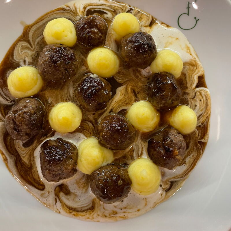 Hausgemachte Köttbullar in Preiselbeer-Rahmsoße ©mf