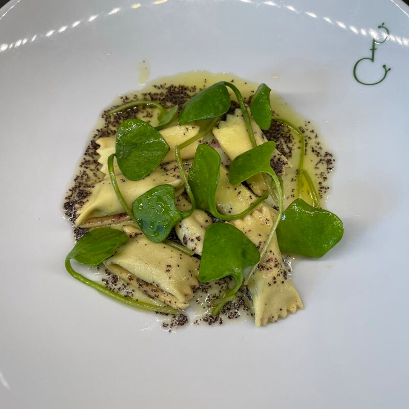 Agnolotti mit Rote Bete und Mohnbutter ©mf