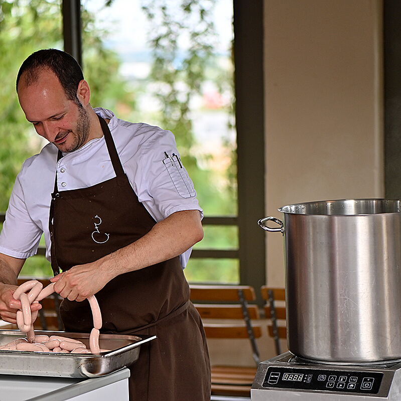 Mario Furlanello serviert die kesselfrischen Weißwürste