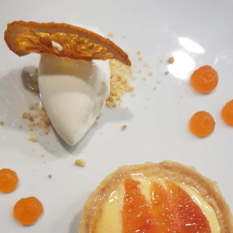 Blutorangentörtchen mit Holunderblütensorbet