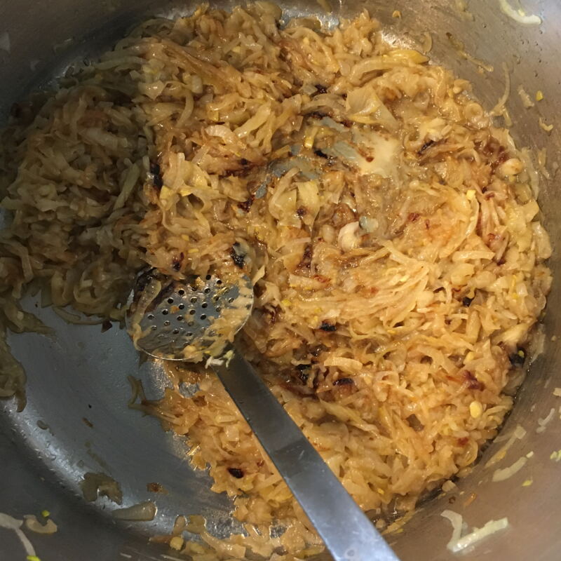 Gebratene Zwiebel für die Lammbratwurst ©cw