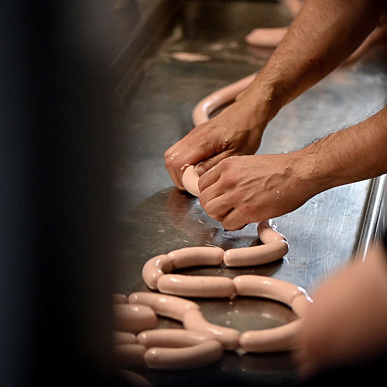 Zubereitung der Weißwurst in unserer Metzgerei