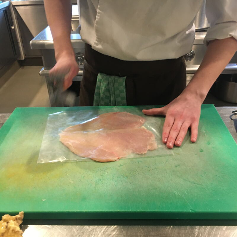 Die Hühnerbrust wird geklopft ©cw