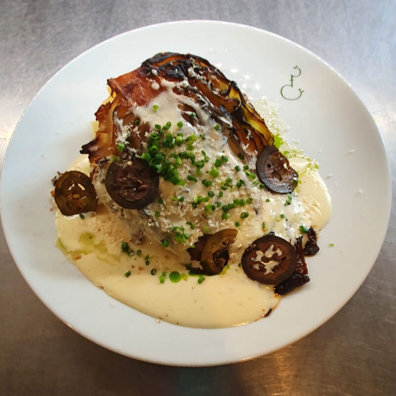 Gegrillter Bio-Spitzkohl mit Käsesoße und Bornheimer Walnuss