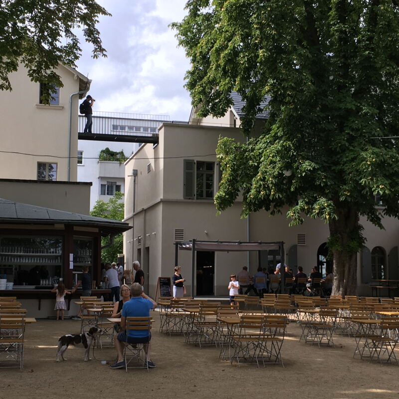 Noch ist der Biergarten leer