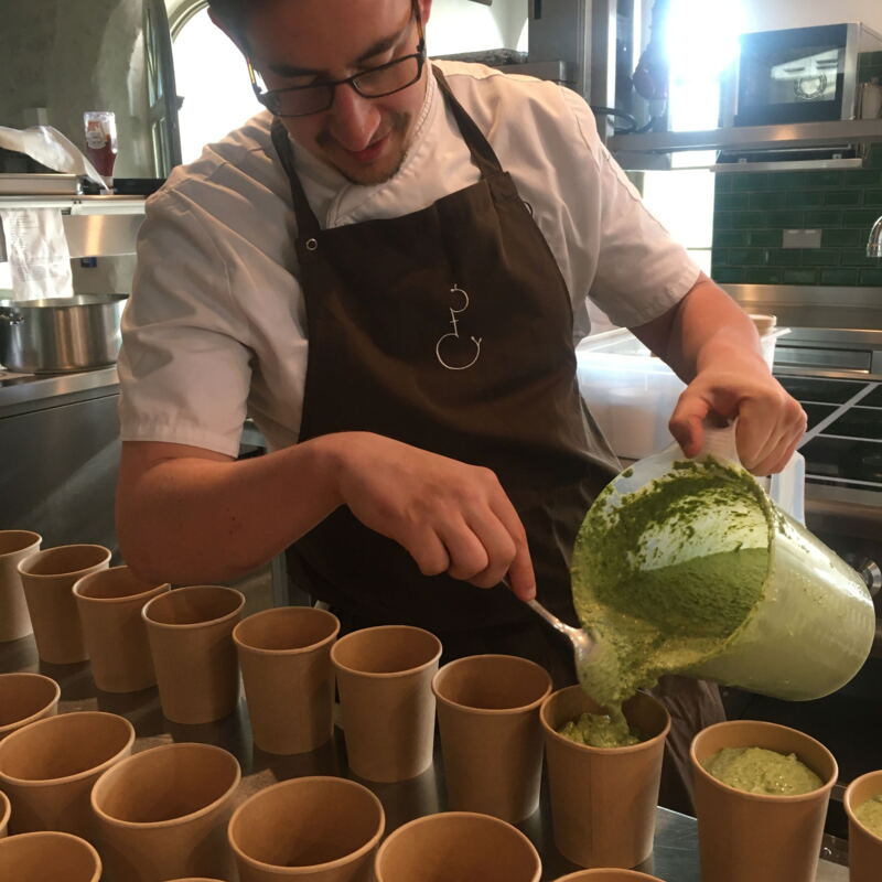 Tobi beim Einfüllen der Grünen Soße