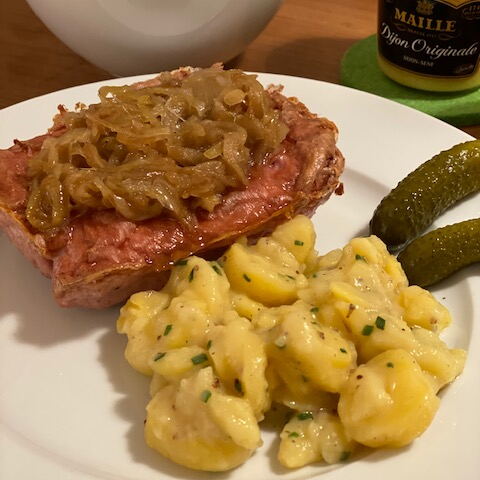 ...und hausgemachtem Kartoffelsalat ©SuSo