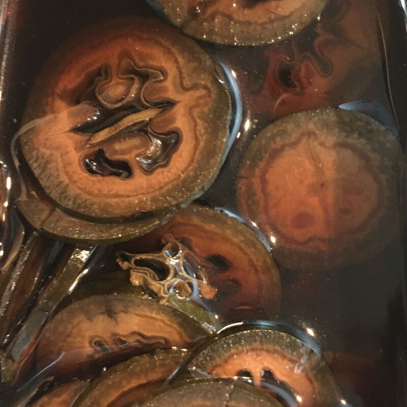 Geschnitte und eingelegte Walnüsse kurz vor dem Servieren