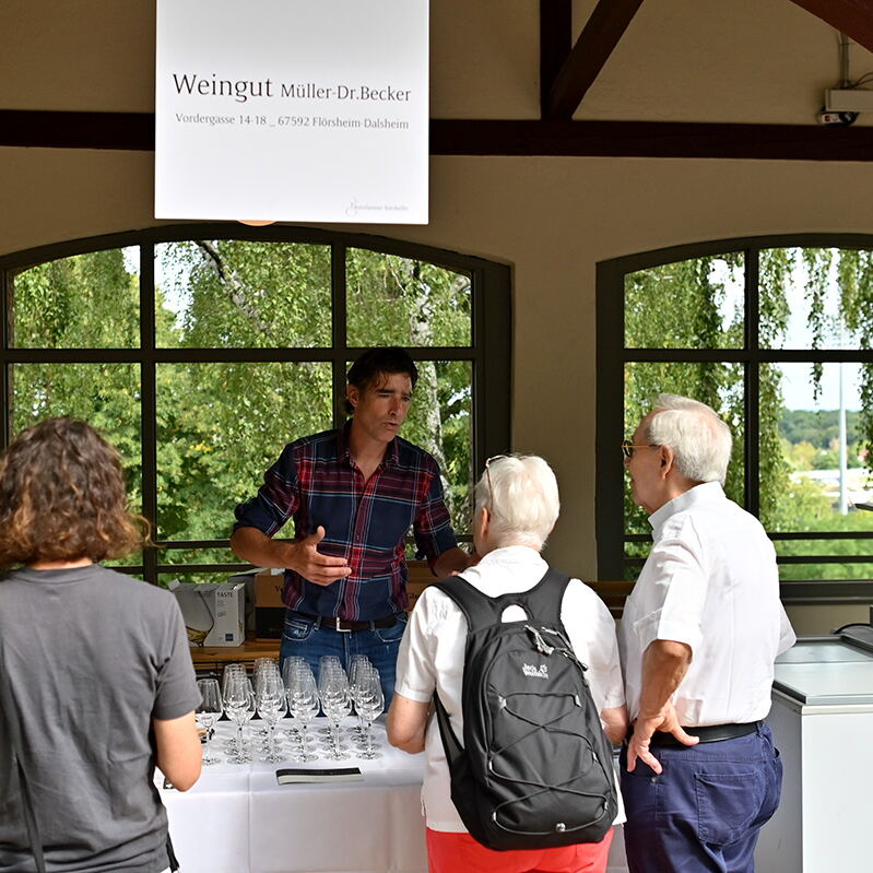 Jochen Becker vom Weingut Müller-Dr. Becker im Gespräch mit Gästen